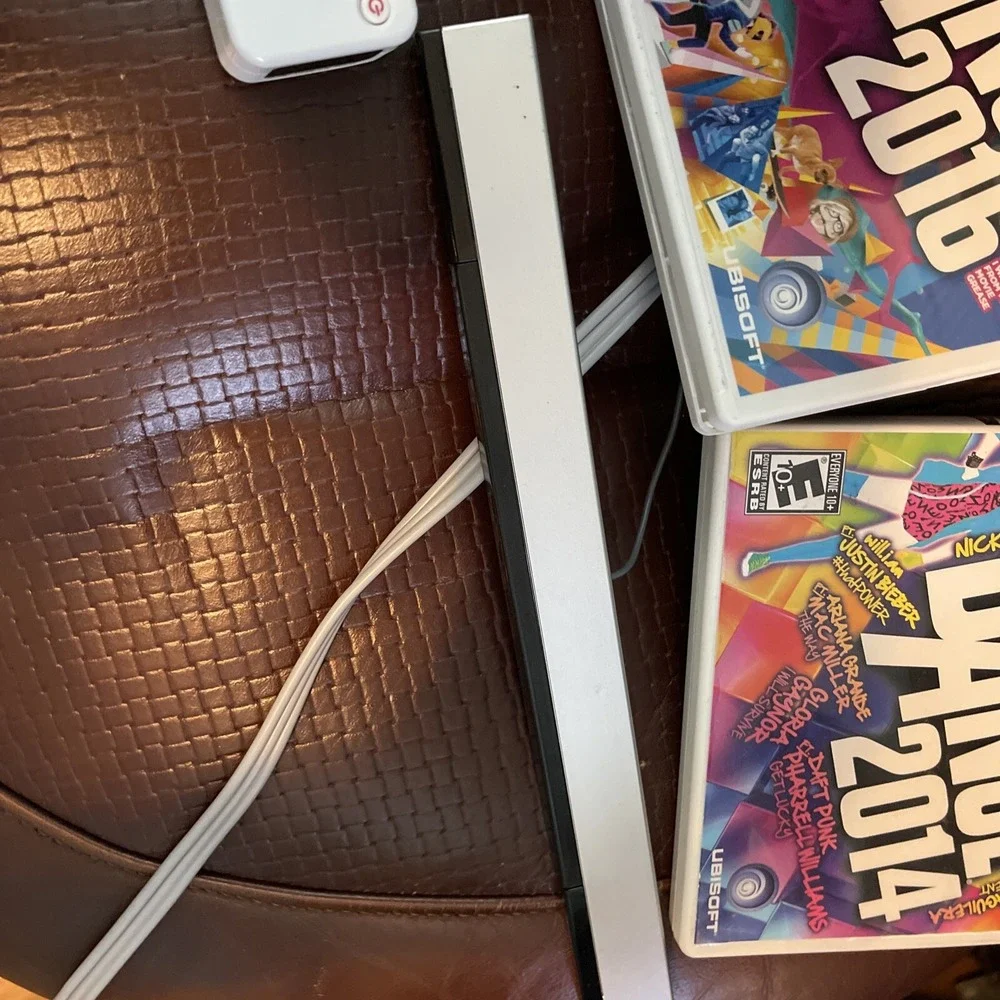 Nintendo Wii Black Console Bundle‎ With 2 Games. (4)